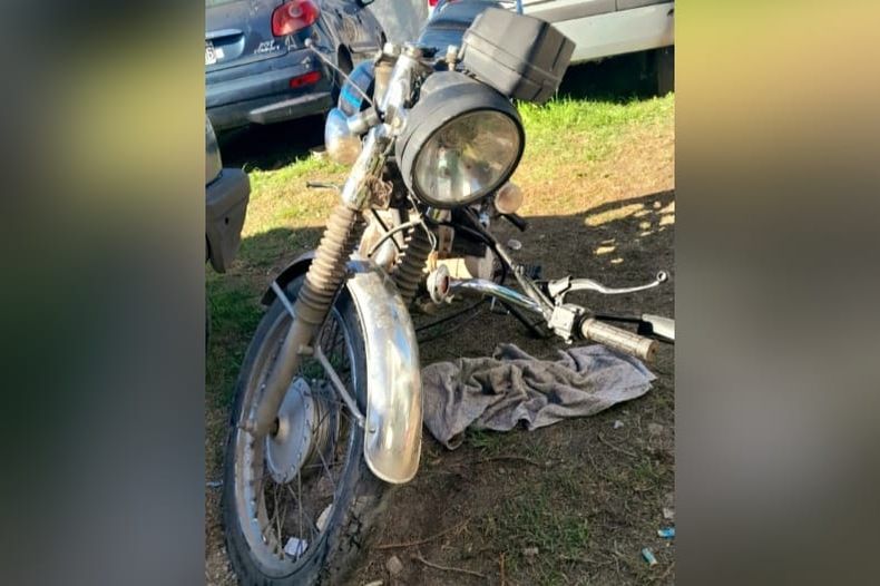 LESIONADO. La moto que conducía quien llevó la peor parte del hecho. &nbsp;