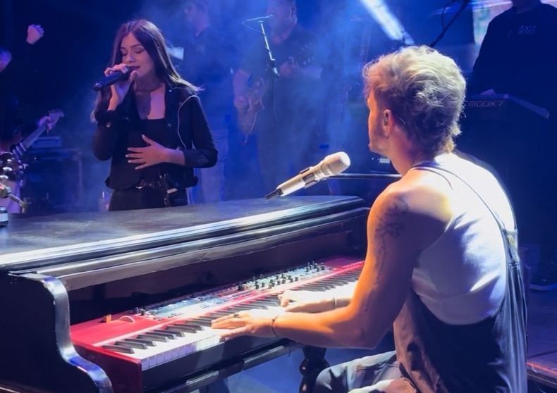 Lisbeth Bulacio ensaya junto a Axel durante la prueba de sonido.