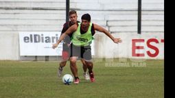 POTENCIA. Jorge Ubiría deja atrás a Carlos Olsen. El delantero sería titular hoy en Salto..