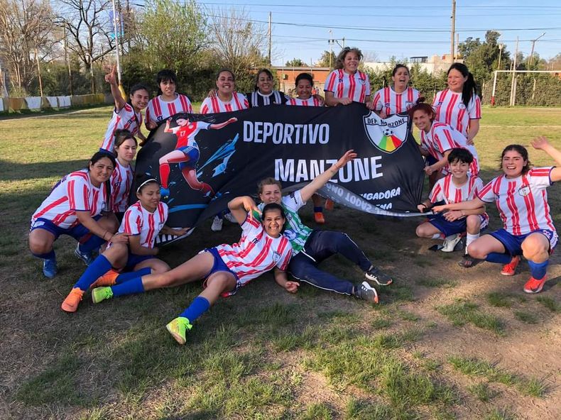 CAMPEONAS. Deportivo Manzone se consagró tras una brillante campaña en la Liga Municipal de Fútbol.