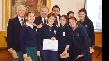 ENREGA DE PREMIOS. Zúccaro y Ariel Vázquez (Bedson), junto a los alumnos..