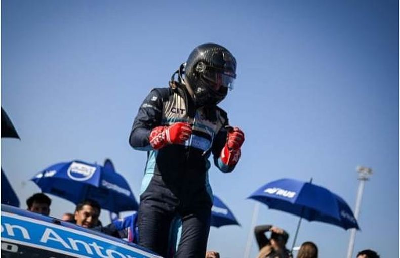 CON CASCO. Azar recién llegó al box y festeja su segundo triunfo en la categoría.