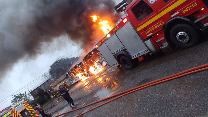 El incendio afectó a seis vehículos de la línea 57.&nbsp;