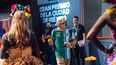 MATE Y CAMISETA. Colapinto llegando al autódromo Hermanos Hernández en la previa al GP de México.
