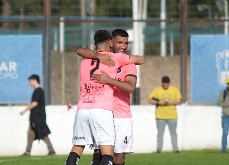 ABRAZO DE GOL. El festejo entre Ariel Otermín y Luis Monge.&nbsp;
