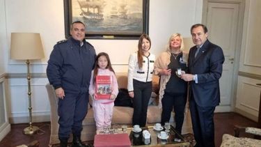 SANMARTINIANOS. Adriana García le entrega el anillo a Eduardo García Caffie..