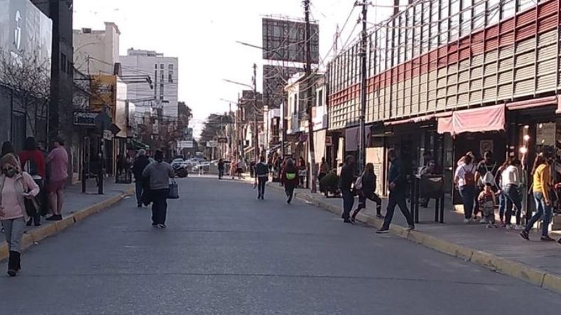 DISTANCIA. Rivadavia sigue peatonalizada para evitar aglomeraciones..