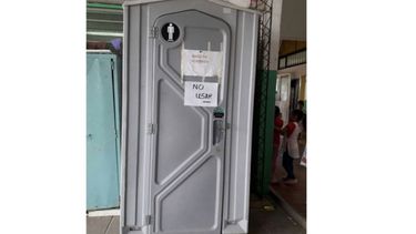 BAÑO QUÍMICO. Es para los alumnos. No reúne condiciones de higiene..