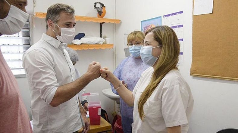 SALUDO. Achával acompañó hoy la continuidad del operativo de vacunación entre el personal médico..