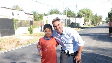 TODO OK. Achával con un chico de la zona alcanzada por el nuevo asfalto.