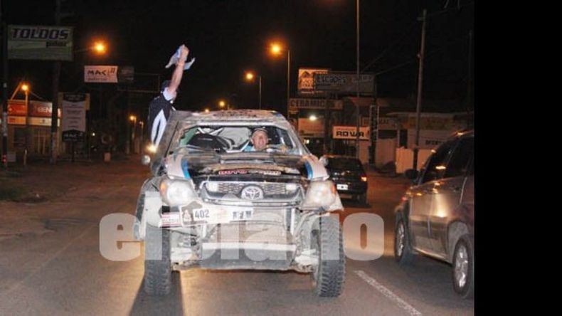 Una caravana siguió al piloto del Dakar..