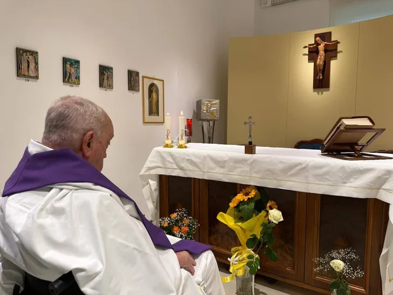 Primera foto del Papa desde su internación en un hospital Gemelli. (@VaticanNews).png