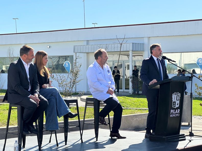 El intendente Federico Achával hablando en la inauguración del nuevo sector del Hospital Central de Pilar.