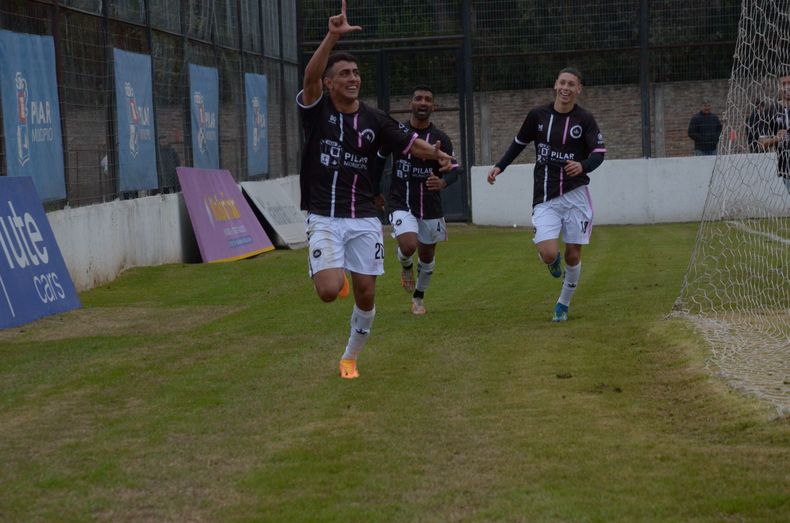 PRIMER FESTEJO. Santiago Ávila celebra el gol de la victoria en su primera presentación en Real Pilar.&nbsp;&nbsp;