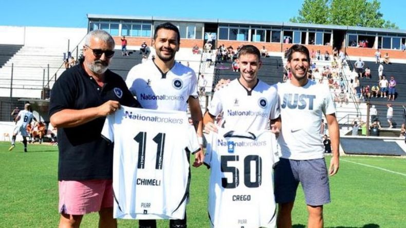 (FREDY CABALLERO). PREMIO. El presidente del club, César Mansilla, les entregó la camiseta por los 11 goles a Chimeli y los 50 partidos a Crego en Real Pilar..
