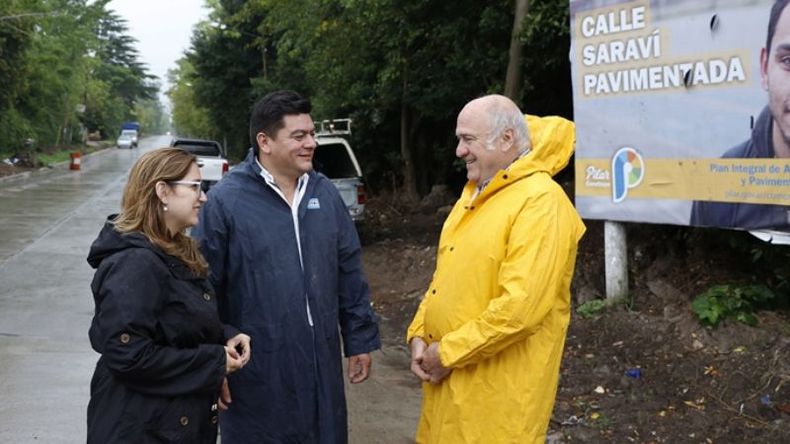 RECORRIDA. Bortule y Gamboa junto a Iglesias caminaron por la calle Saraví..