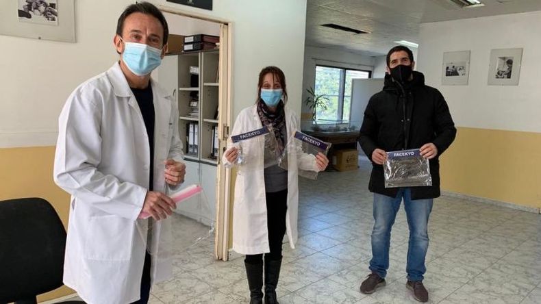 EN AMBO. Neuspiller, semanas atrás, visitando el Hospital Falcón acompañado por el dirigente Juan Martín Tito. .
