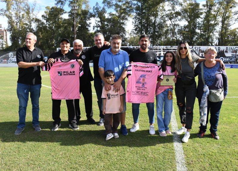Los dirigentes de Real Pilar y la familia junto a Gastón Díaz.