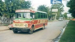 El viejo y querido San José, pasando por la estación de trenes de Pilar en 1994. La foto pertenece a Eduardo Alfredo Carballo y Osvaldo Abner, y fue subida al sitio “Pilar en el recuerdo”.