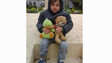 Santiago con sus peluches..