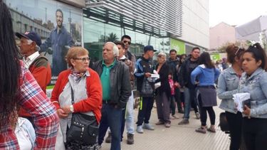 Sucursal nueva, problema viejo. Largas filas en la puerta del flamante Banco Provincia de Presidente Derqui..