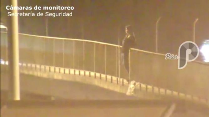 Salvan a una joven que quería arrojarse de un puente de Panamericana