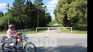 Las calles valladas del barrio La alborada siguen despertando polémica..
