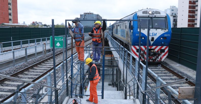 Última etapa de las obras en la estación Villa Crespo, en la Ciudad Autónoma de Buenos Aires, para mejorar la experiencia de viaje en la línea #SanMartín. Estamos construyendo espacios más modernos, cómodos, seguros y accesibles para personas con movilidad reducida. Trenes Argentinos Infraestructura / @trenesarginf.