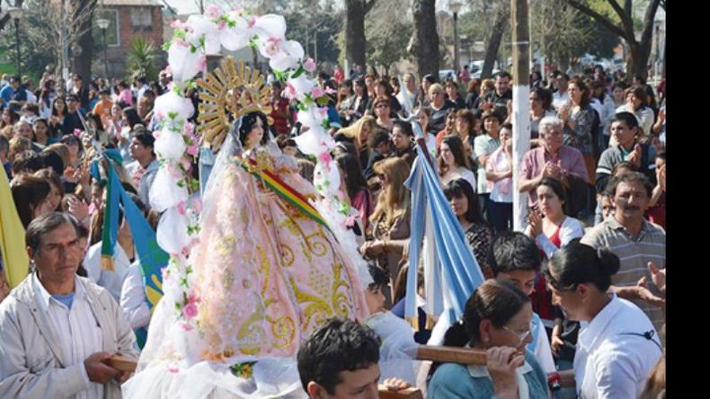 La procesión encabezada por la imagen de la Patrona..