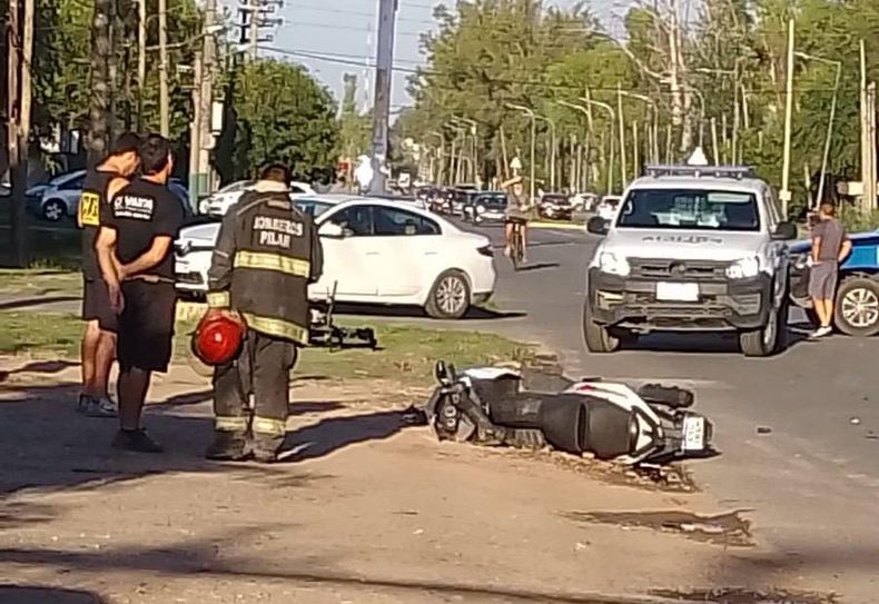 La moto en la que se desplazaba la víctima quedó tendida en la Ruta 8.&nbsp;