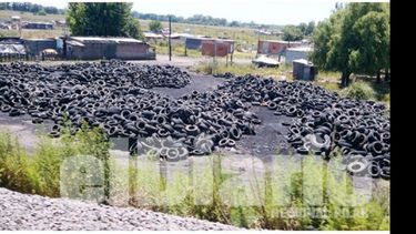 Increíble. Las montañas de cubiertas aguardan para ser quemadas..