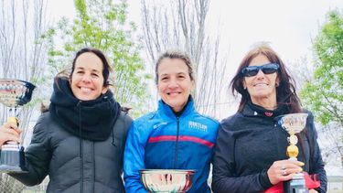 PODIO. Mariana Allende ganó en la división 45-49 escoltada por Maricel González y Marta Pico.