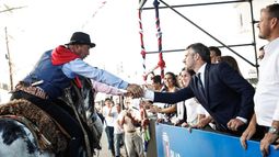GAUCHO. Desde el palco, Achával saluda a un jinete. A su lado, Juan Manuel Morales.