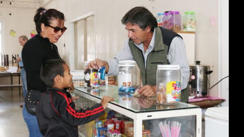 En esa misma escuela de Villa Morra II, el kiosquero vio la veta: montó un pequeño stand en el que vendió de todo un poco. Dicen los que estuvieron ahí que no le fue nada mal con el emprendimiento, y terminó deseando que haya un balotaje….