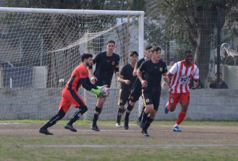 LEVANTAR. Atlético busca sumar en Glew por primera vez en el torneo.