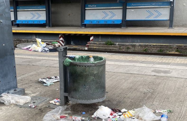 Estación Muñiz, Línea San Martín, está sucia en ambos sentidos de circulación. Baños clausurados, la gente orina en lugares indebidos, los cestos no pueden contener más basura provocando no sólo olores nauseabundos sino ya un problema de salubridad. María G. M. / @gonzalezmolinar.