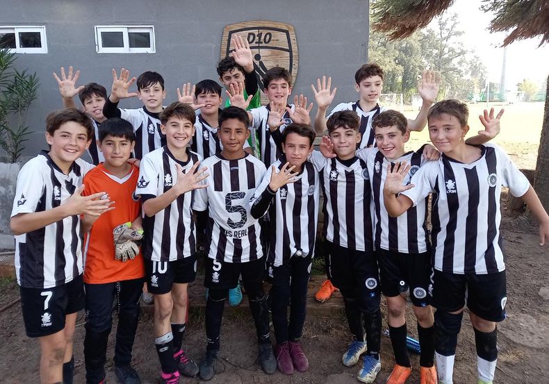 CINCO. Los chicos de 2011 de Real Pilar marcan los goles en el 5-3 ante D10.