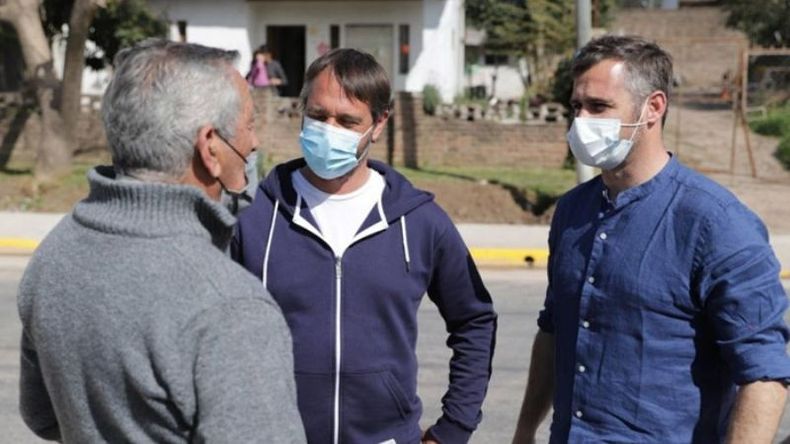 CHARLA.Achával y Laurent dialogaron con vecinos beneficiados por la obra..
