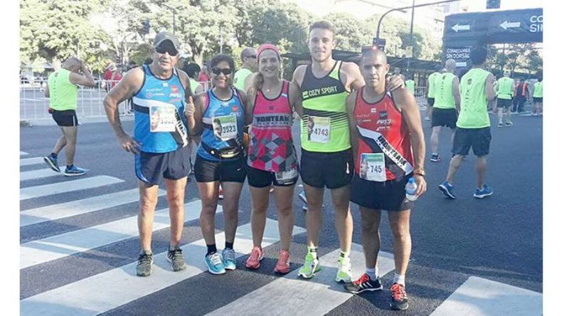 LISTOS. Algunos integrantes del IronTeam Pilar, que corrieron la San Silvestre..