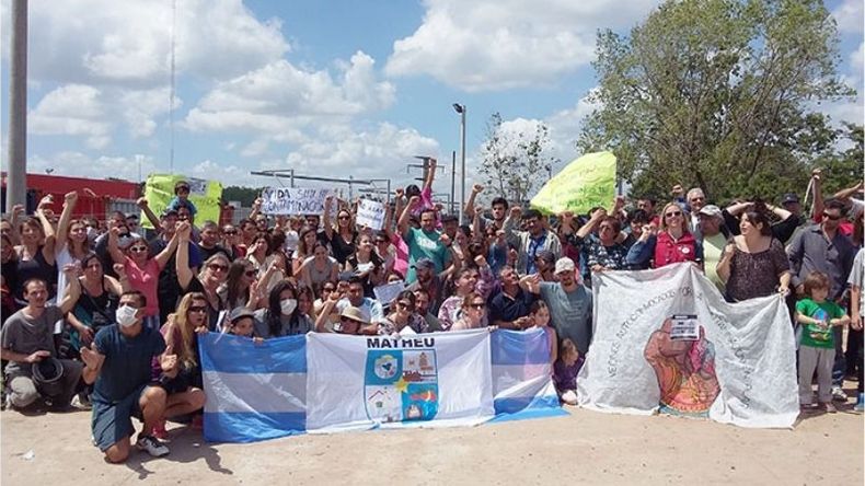 SE OPONEN. Algunos de los vecinos manifestantes posaron frente a la planta..