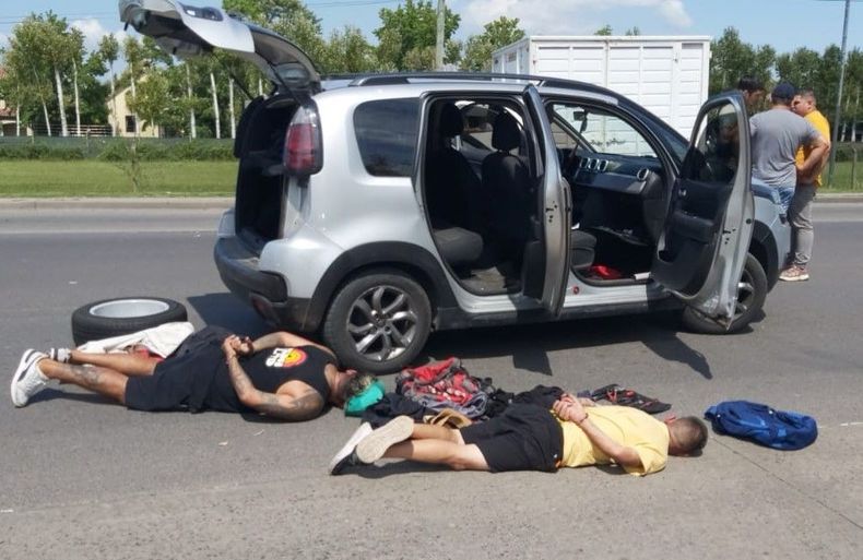 DETENIDOS. En total son cuatro y habían escapado en dos autos distintos.