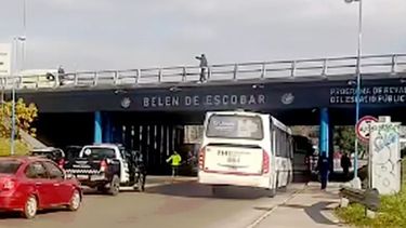 El joven pilarense estaba en el puente de Panamericana y ruta 25. en Escobar.