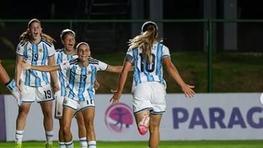 Annika Paz lo rita y llega el abrazo de Argentina en la goleada sobre Paraguay. Annika Paz lo rita y llega el abrazo de Argentina en la goleada sobre Paraguay.