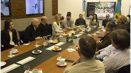 MESA. Funcionarios y comerciantes elogiaron el nuevo sistema..