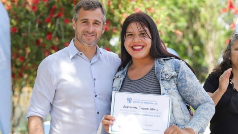 DIPLOMAS. Achával entregó los certificados y herramientas a las nuevas peluqueras y manicuras. .