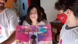 EN FAMILIA. Pili y toda la felicidad el día que recibió su libro “Pilar de Sueños”. .