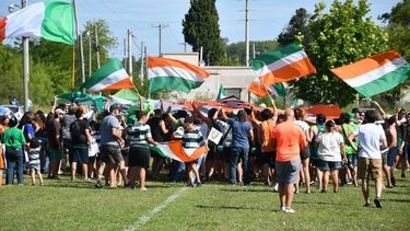 FIESTA. Los hinchas y jugadores mezclados en el festejo por el ascenso.