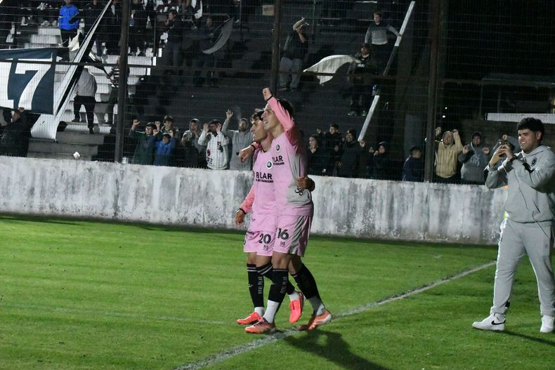 FELICIDAD. Joaquín César festeja junto a Matías Rojas la conquista del 2-0 de Real Pilar.