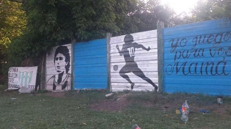 Yo juego para vos, mamá, dice el mural de la cancha de Villa Verde. .