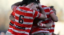 El abrazo de Alumni luego de una victoria paraenmarcar ante el SIC.
